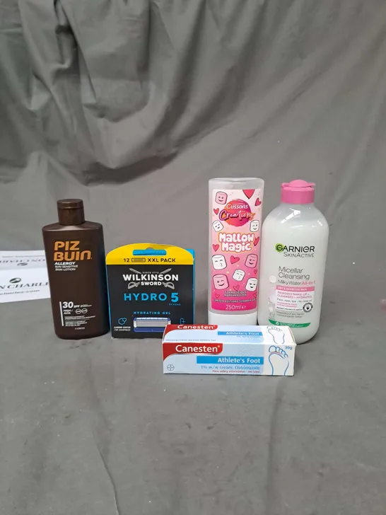 APPROXIMATELY 20 ASSORTED COSMETIC PRODUCTS TO INCLUDE WILKINSON SWORD BLADES, CUSSONS CREATIONS SHOWER GEL AND PIZ BUIN ALLERGY SKIN LOTION ETC. 