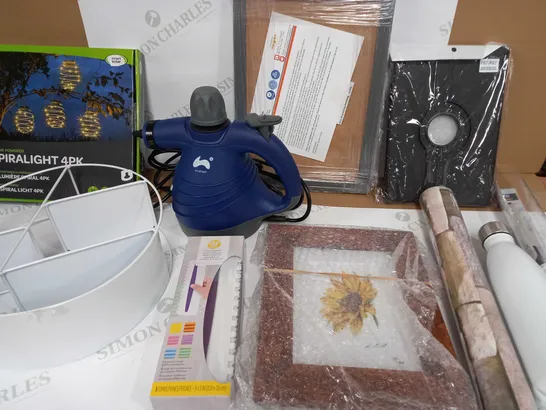 LOT OF APPROX 10 ASSORTED HOUSEHOLD ITEMS TO INCLUDE SOLARPOWERED SPIRALLIGHTS, TABLET BLACK CASE, ICING COMB SET, ETC 