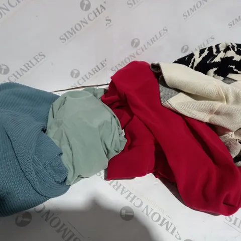 BOX OF APPROXIMATELY 10 ASSORTED CLOTHING ITEMS TO INCLUDE JUMPERS, TOPS, DRESSES ETC