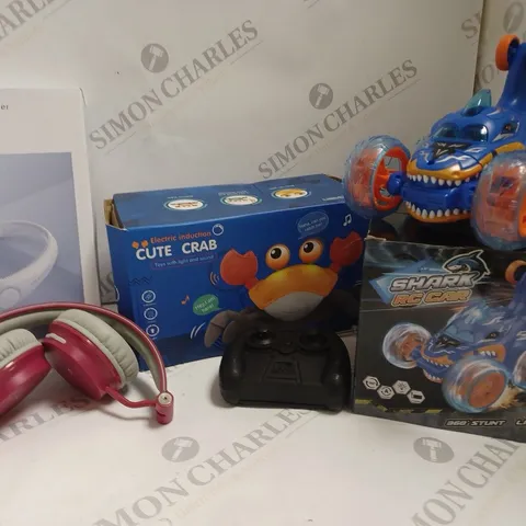 BOX OF 5 ASSORTED ITEMS TO INCLUDE RC CAR, HEADPHONES, NECK FAN ETC