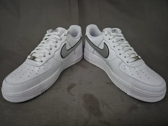 BOXED PAIR OF NIKE WOMEN'S AIR FORCE 1 '07 ESS SHOES IN WHITE/METALLIC SILVER UK SIZE 8.5