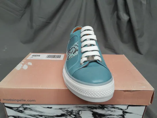 BOXED PAIR OF MODA IN PELLE ASTRIPE LIGHT BLUE LEATHER TRAINERS - SIZE 6