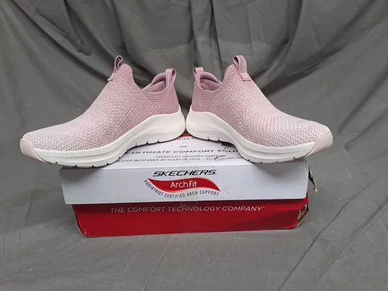 BOXED PAIR OF SKECHERS ARCH FIT WOMENS TRAINERS IN LIGHT PINK SIZE 5