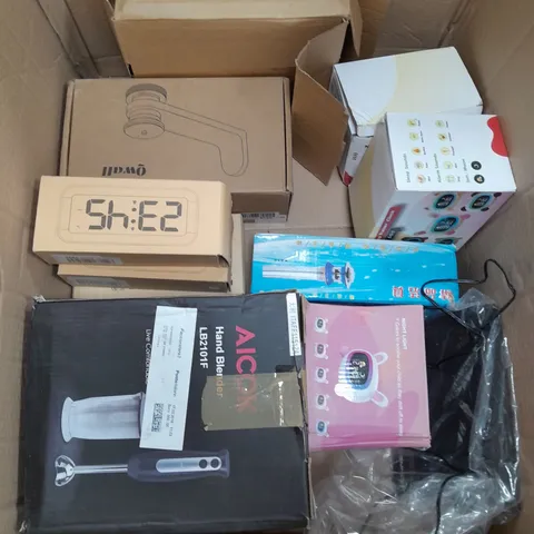 BOX APPROX. 12 ASSORTED HOUSEHOLD ITEMS TOO INCLUDE ALARM CLOCKS , HAND BLENDER , CAR SCREEN , ETC 