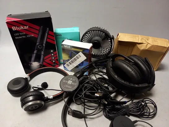 APPROXIMATELY 7 ASSORTED ELECTRICAL ITEMS TO INCLUDE DESK FAN, BLUKAR LED TORCH, EARBUDS, ETC