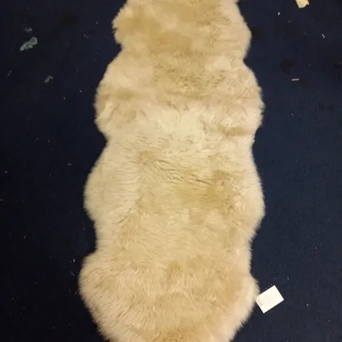 HYDE & HARE SHEEPSKIN RUG IN WHITE