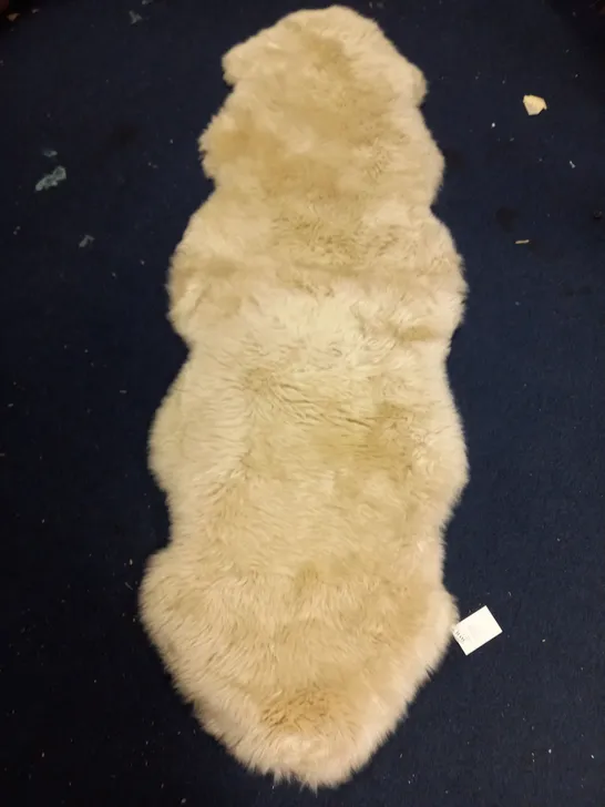 HYDE & HARE SHEEPSKIN RUG IN WHITE