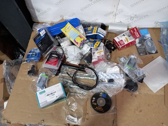 BOX OF A LARGE QUANTITY OF ASSORTED DESIGNER VEHICLE PARTS/ACCESSORIES TO INCLUDE BICYCLE INNER TUBE, EUROLITES BEAM REFLECTORS, BRIGGS&STRATTON FUEL FIT ETC