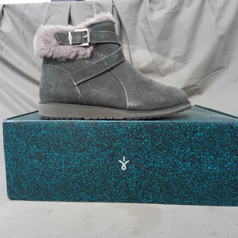 BOXED PAIR OF EMU AUSTRALIA SUEDE ANKLE BOOTS IN DARK GREY SIZE 5