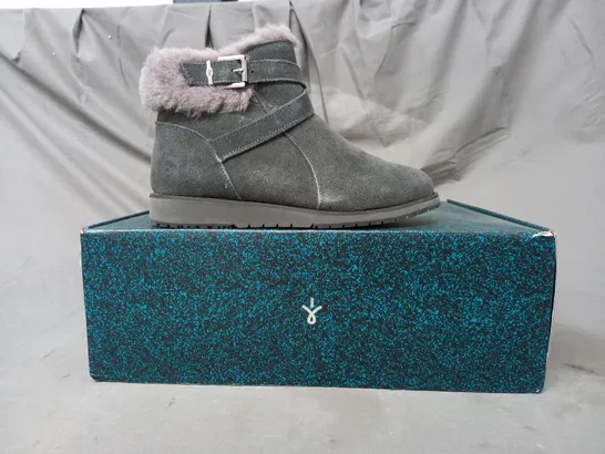 BOXED PAIR OF EMU AUSTRALIA SUEDE ANKLE BOOTS IN DARK GREY SIZE 5