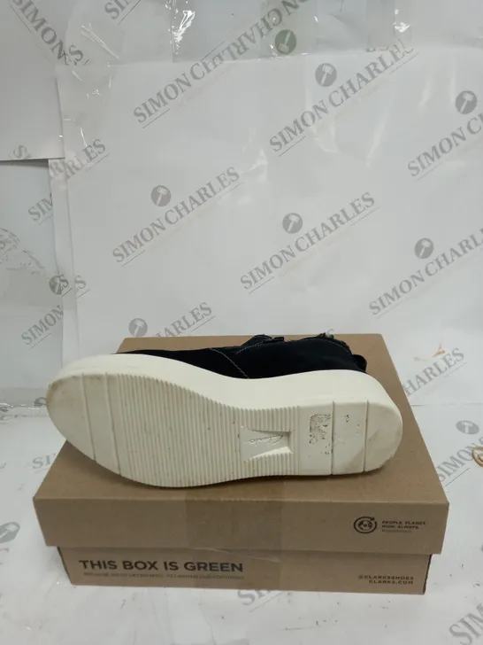 CLARKS LAYTON TRAINER SIZE 5