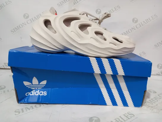 BOXED PAIR OF ADIDAS ADIFOM Q SHOES IN CREAM UK SIZE 5.5