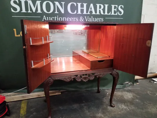 FLAME MAHOGANY VENEER GLASS-TOPPED LOCKABLE DRINKS CABINET WITH QUEEN ANNE LEGS