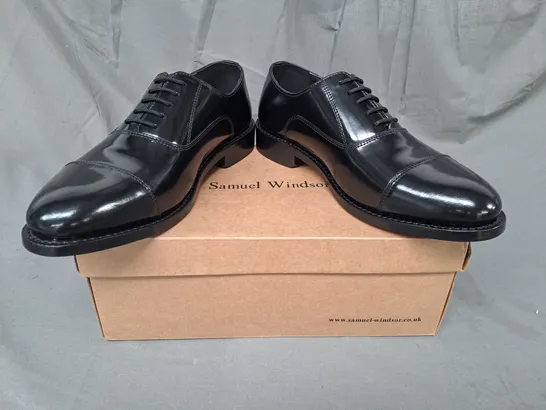 BOXED PAIR OF SAMUEL WINDSOR SHOES IN BLACK UK SIZE 8