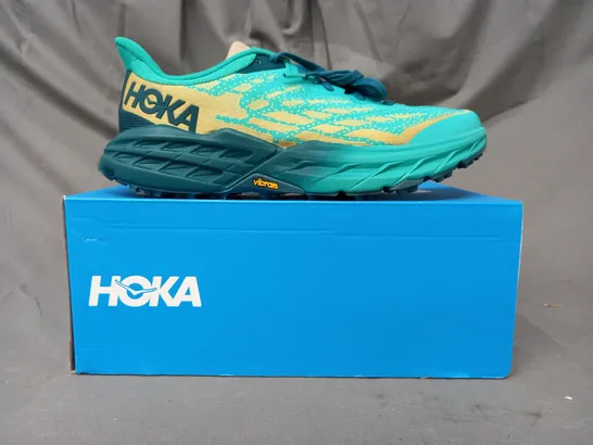 BOXED PAIR OF HOKA SPEEDGOAT 5 SHOES IN GREEN/GOLD UK SIZE 7.5