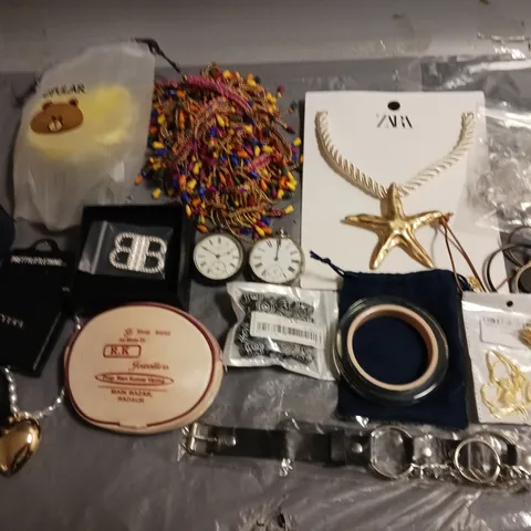 LOT OF ASSORTED JEWELLERY ITEMS TO INCLUDE FANTASY FOOTBALL RING, ZARA STARFISH NECKLACE AND JEWELLERY CASE