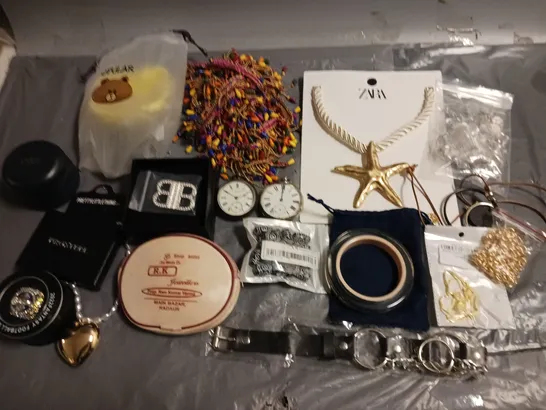 LOT OF ASSORTED JEWELLERY ITEMS TO INCLUDE FANTASY FOOTBALL RING, ZARA STARFISH NECKLACE AND JEWELLERY CASE