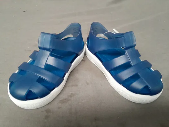 BOXED PAIR OF IGOR KIDS SANDALS IN BLUE SIZE 5