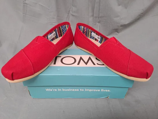 BOXED PAIR OF TOMS ALPARGATA SLIP-ON CANVAS SHOES IN RED UK SIZE 6