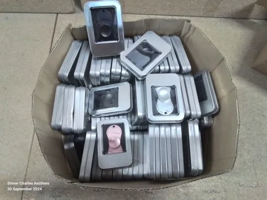 BOX CONTAINING LARGE AMOUNT OF METAL FIDGET SPINNERS IN VARIOUS COLOURS 