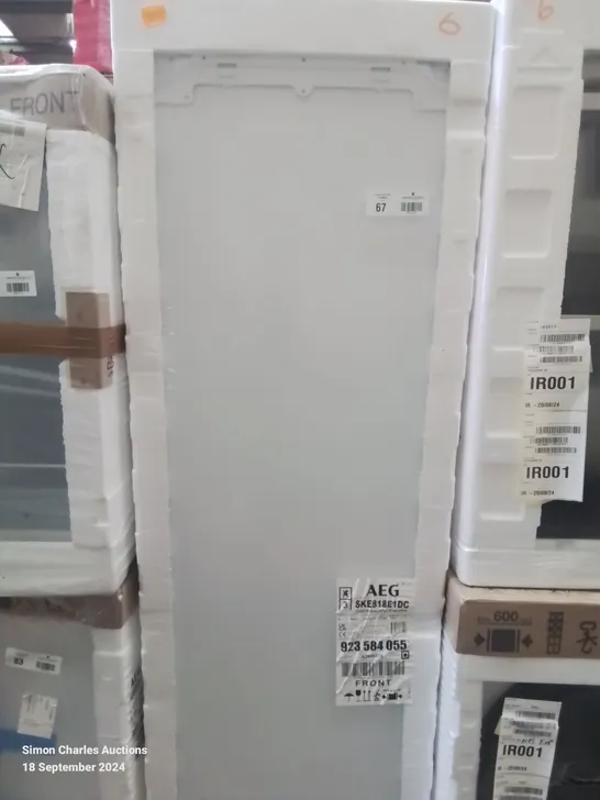 AEG 6000 SERIES TALL INTEGRATED FRIDGE 310L MODEL SKE818E1DC RRP £1000