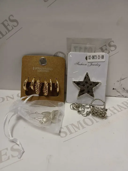 LOT OF 4 ASSORTED JEWELLERY ITEMS TO INCLUDE stradivarius accessories earrings, handbag necklace, fur print star clip, etc