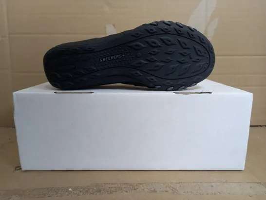 BOXED PAIR OF SKECHERS SLIP-INS IN BLACK SIZE 5