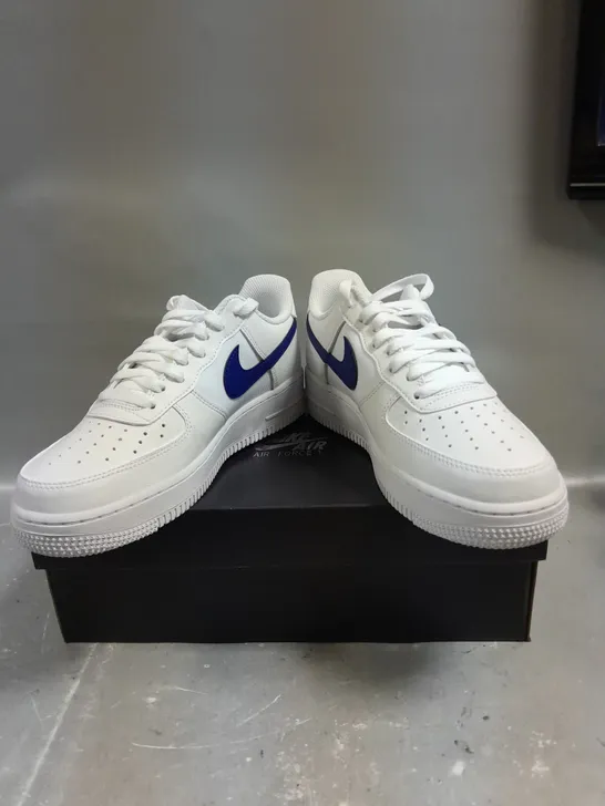 BOXED PAIR OF NIKE AIR FORCE 1 '07 TRAINERS IN WHITE/ROYAL BLUE - 6.5