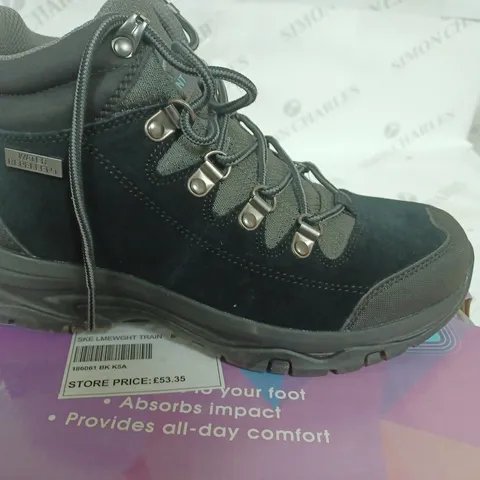 BOXED PAIR OF SKECHERS HIGH TOP LACE UP HIKER BOOT BLACK/GREY -SIZE 5.5