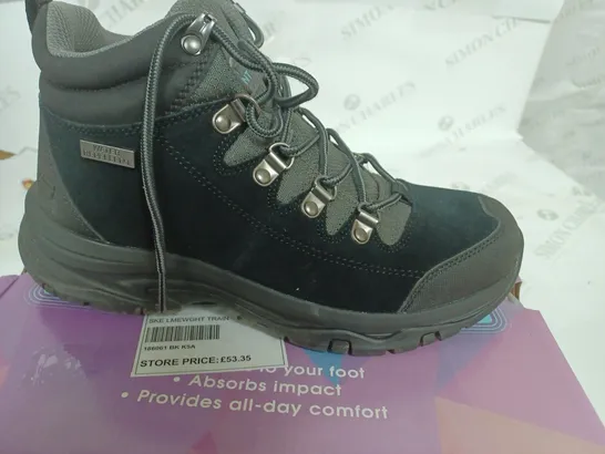 BOXED PAIR OF SKECHERS HIGH TOP LACE UP HIKER BOOT BLACK/GREY -SIZE 5.5