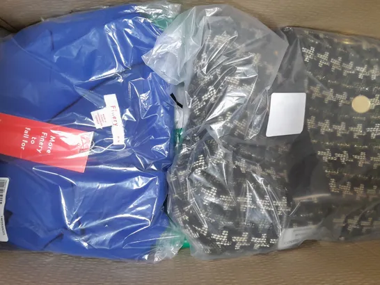 BOX OF APPROXIMATELY 5 ASSORTED CLOTHING AND FASHION ITEMS IN VARIOUS STYLES AND SIZES TO INCLUDE SWEATER, JACKET, BLAZER, ETC