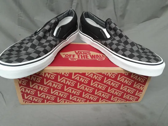 BOXED PAIR OF VANS OFF THE WALL CLASSIC SLIP-ON SHOES IN BLACK/PEWTER CHECKERBOARD UK SIZE 9.5