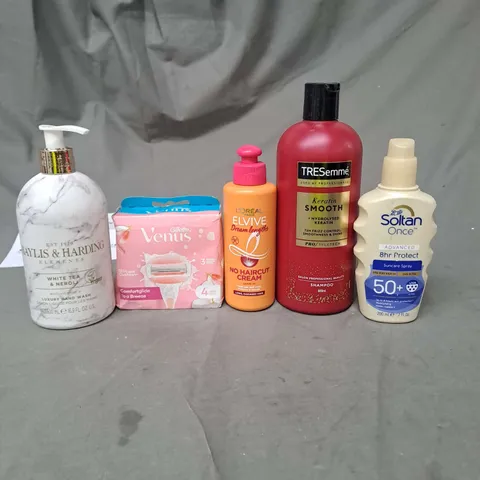 APPROXIMATELY 20 ASSORTED COSMETIC PRODUCTS TO INCLUDE TRESEMME SHAMPOO, VENUS BLADES AND SOLTAN ONCE SUN SCREEN ETC. 