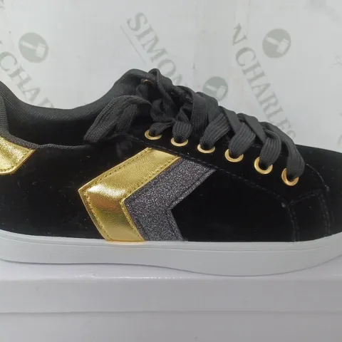 BOXED PAIR OF KS-508 LACE UP TRAINERS IN BLACK/GOLD/SILVER - SIZE 38