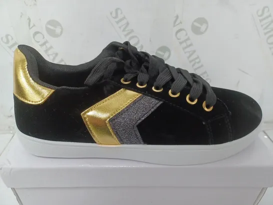 BOXED PAIR OF KS-508 LACE UP TRAINERS IN BLACK/GOLD/SILVER - SIZE 38