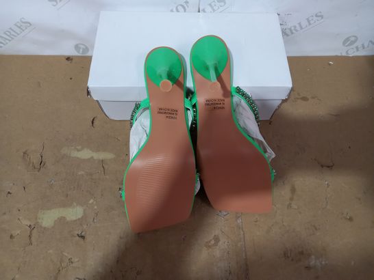 BOXED PAIR OF DESIGNER GREEN HIGH HEELS SIZE 7