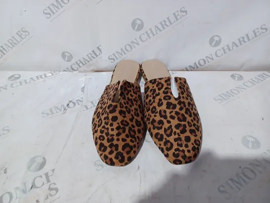 KASARA LEOPARD MULE SHOES IN BROWN SIZE 4