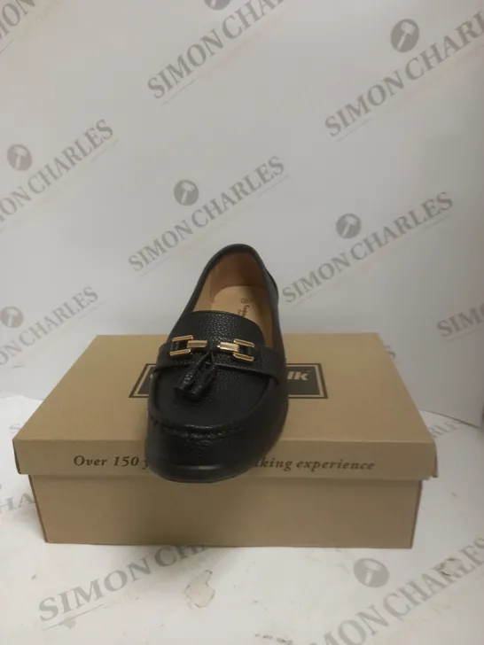 BOXED CUSHION WALK BLACK LOAFER - 6