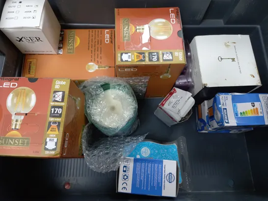 BOX OF APPROXIMATELY 9 ASSORTED ITEMS TO INCLUDE - PHILIPS HUE 350 , LED SUNSET BULB , JASMINE + MANDARIN CANDLE ETC