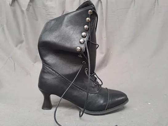 BOXED PAIR OF DESIGNER LOW HEELED BOOTS IN BLACK EU SIZE 38