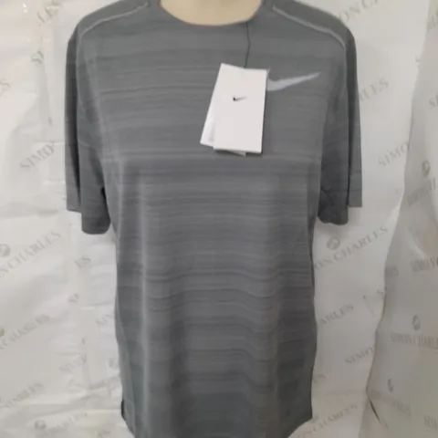 NIKE MILER 1.0 TEE IN SMOKE - M