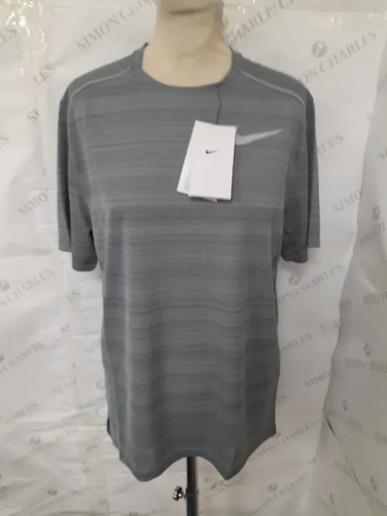 NIKE MILER 1.0 TEE IN SMOKE - M