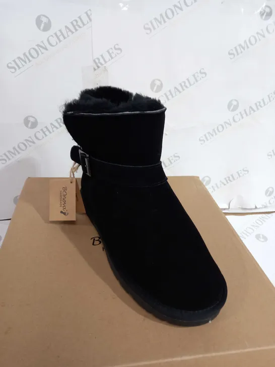 BOXED BONOVA HANDMADE SHEEP SKIN MID BLACK BOOS - SIZE 6