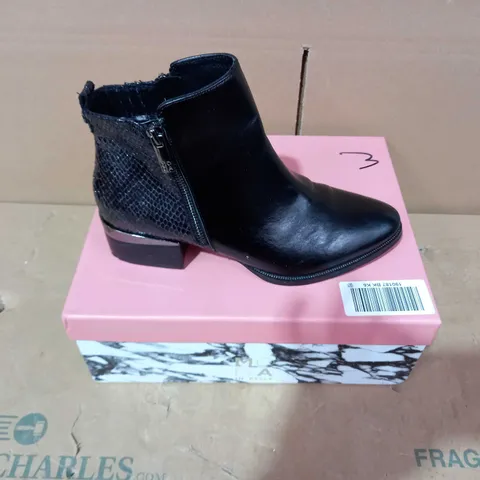 BOXED PAIR OF MODA IN PELLE BLACK BOOTS- SIZE 39