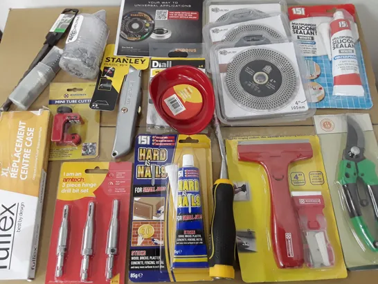 LOT OF 18 ASSORTED TOOL AND DIY ITEMS TO INCLUDE CIRCULAR BLADES, STANLEY KNIFE AND HARD AS NAILS