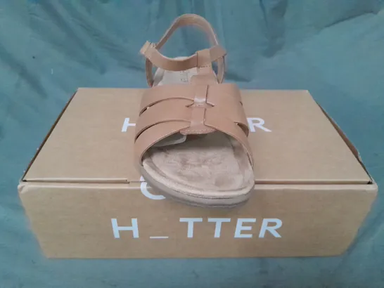 BOXED PAIR OF HOTTER RAINER WIDE OPEN TOE SANDALS IN TAN UK SIZE 6