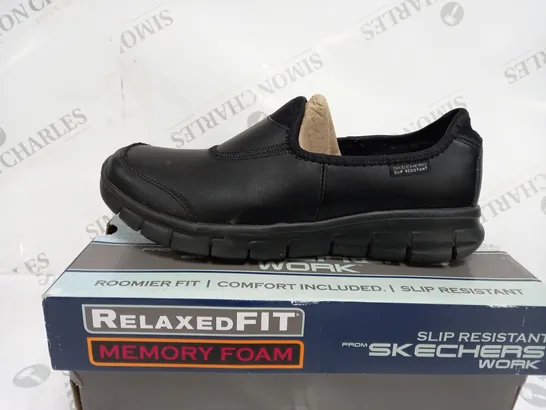 BOXED PAIR OF SKECHERS WORK RELAXED FIT SLIP-RESISTANT SHOES IN BLACK SIZE 6.5