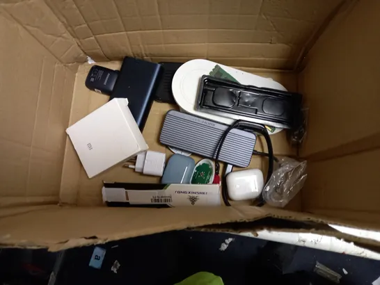 BOX TO CONTAIN APPROX. 7 X ASSORTED TECH ACCESSORIES & PRODUCTS. INCLUDES MINI WIRELESS KEYBOARD, ELECTRIC TEA LIGHTS, CABLES ETC 