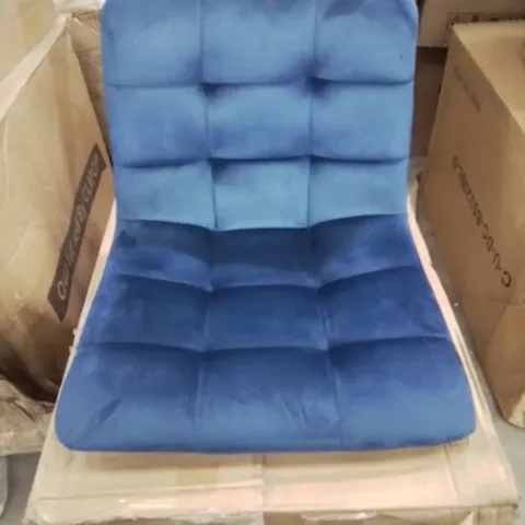 A BOXED PAIR OF BLUE BUTTON BACK VELVET UPHOLSTERED SIDE CHAIRS 