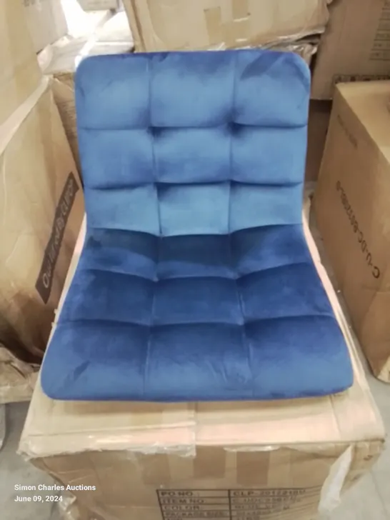 A BOXED PAIR OF BLUE BUTTON BACK VELVET UPHOLSTERED SIDE CHAIRS 